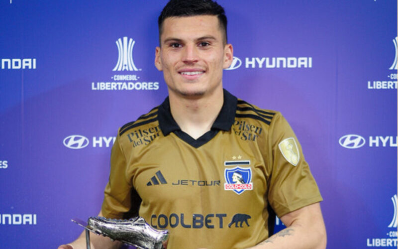 Lucas Cepeda posando con el premio al mejor jugador del partido entre Junior y Colo-Colo por Copa Libertadores.