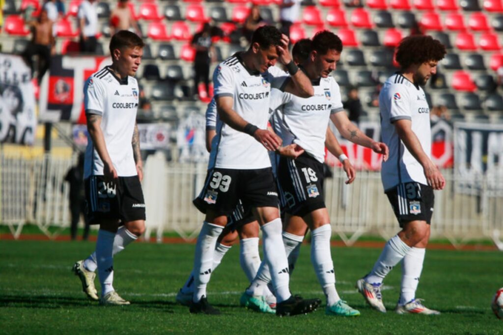 Jugadores de Colo-Colo caminando cabizbajos.