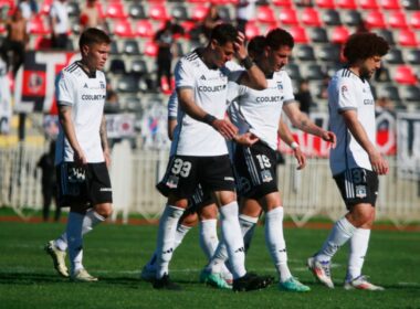 Jugadores de Colo-Colo caminando cabizbajos.