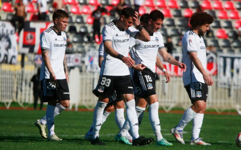 Jugadores de Colo-Colo caminando cabizbajos.