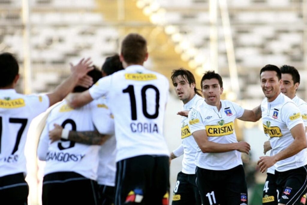 Jugadores de Colo-Colo abrazados celebrando un gol en la temporada 2012.