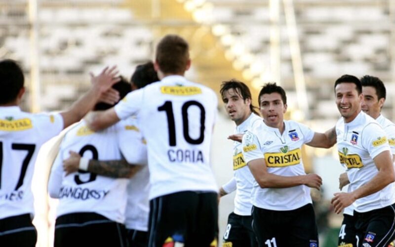 Jugadores de Colo-Colo abrazados celebrando un gol en la temporada 2012.