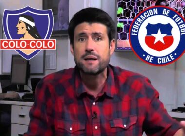 Francisco Eguiluz junto a los escudos de Colo-Colo y la Federación de Fútbol de Chile.