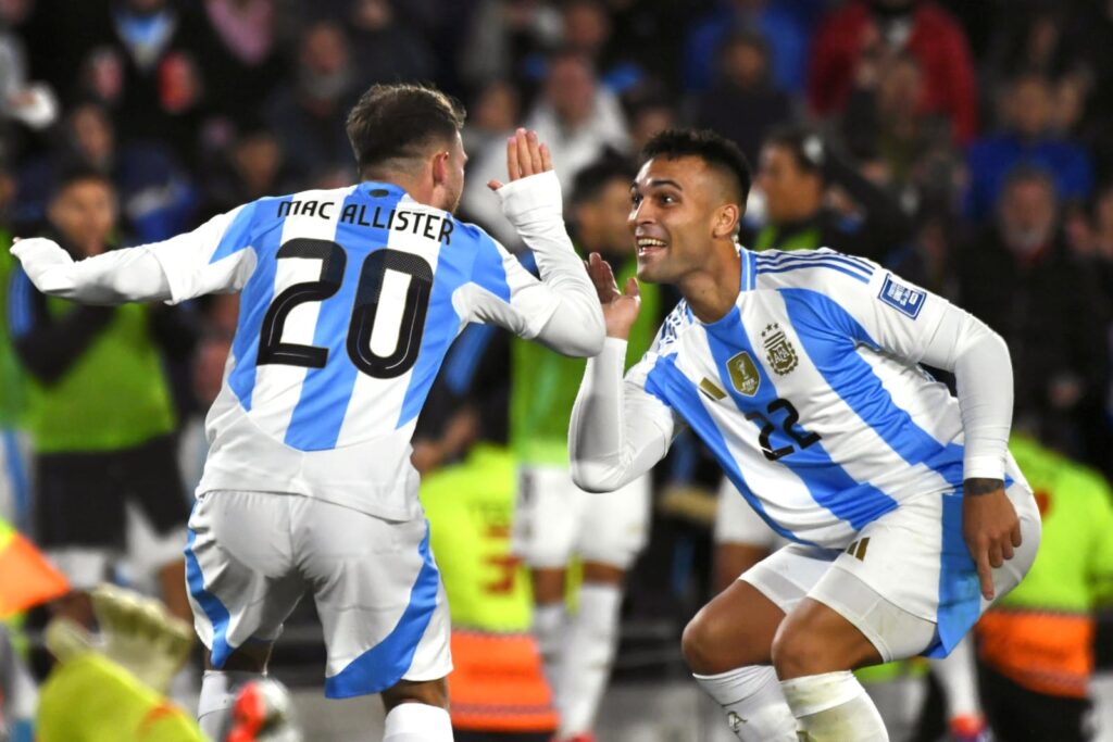 Selección Argentina celebrando un gol contra Chile.