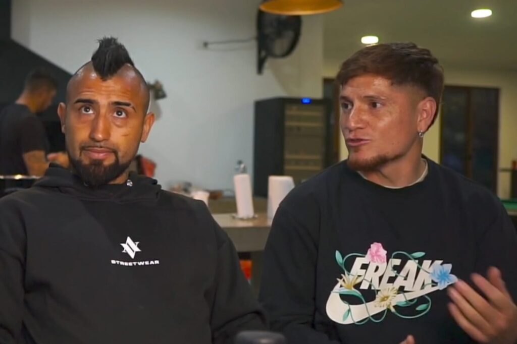 Arturo Vidal y Leonardo Gil conversando durante una transmisión en Kick.