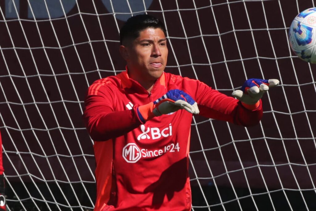 Primer plano a Brayan Cortés entrenando con la camiseta de la Selección Chilena.