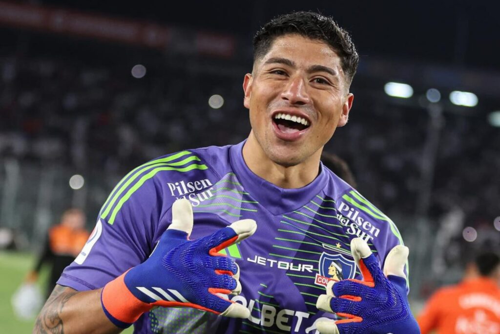 Brayan Cortés con camiseta morada celebrando el triunfo de Colo-Colo sobre Cobresal.