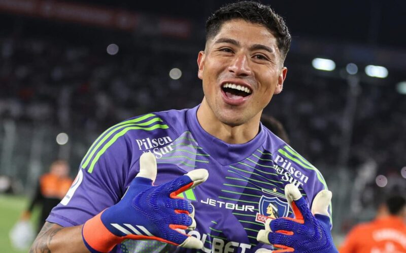 Brayan Cortés con camiseta morada celebrando el triunfo de Colo-Colo sobre Cobresal.