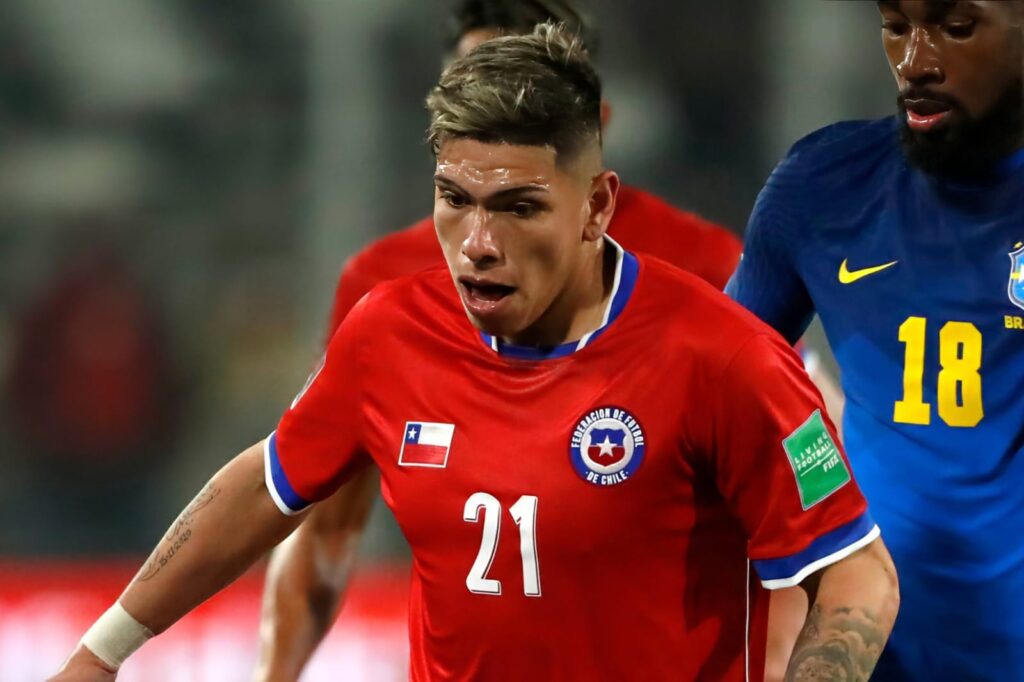 Primer plano a Carlos Palacios con la camiseta de la Selección Chilena.