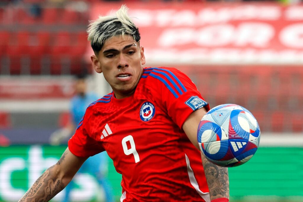 Primer plano a Carlos Palacios con la camiseta de la Selección Chilena.