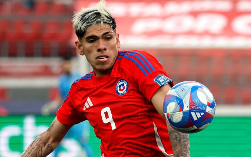 Primer plano a Carlos Palacios con la camiseta de la Selección Chilena.