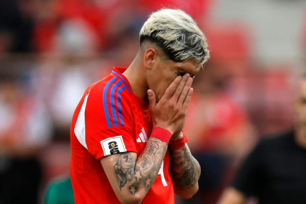 Carlos Palacios lamentándose con la camiseta de la Selección Chilena