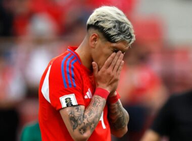 Carlos Palacios lamentándose con la camiseta de la Selección Chilena