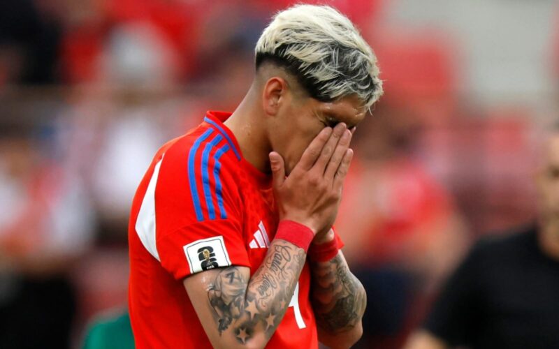 Carlos Palacios lamentándose con la camiseta de la Selección Chilena