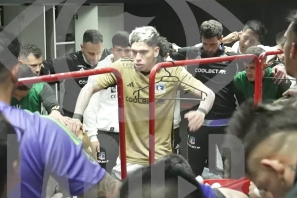 Carlos Palacios realizando una arenga en el camarín previo al partido frente a River Plate.