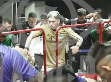 Carlos Palacios realizando una arenga en el camarín previo al partido frente a River Plate.