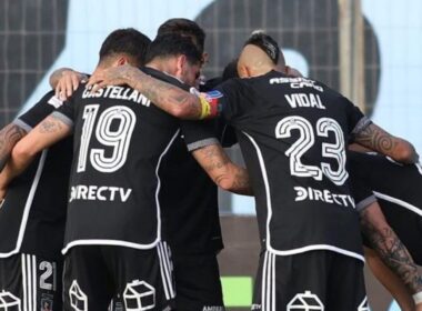 Plantel de Colo-Colo abrazado antes de un partido.