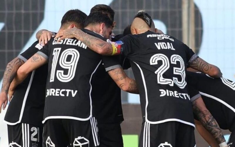 Plantel de Colo-Colo abrazado antes de un partido.