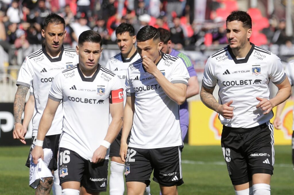 Plantel de Colo-Colo saliendo de la cancha tras perder con Magallanes.