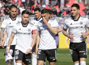 Plantel de Colo-Colo saliendo de la cancha tras perder con Magallanes.