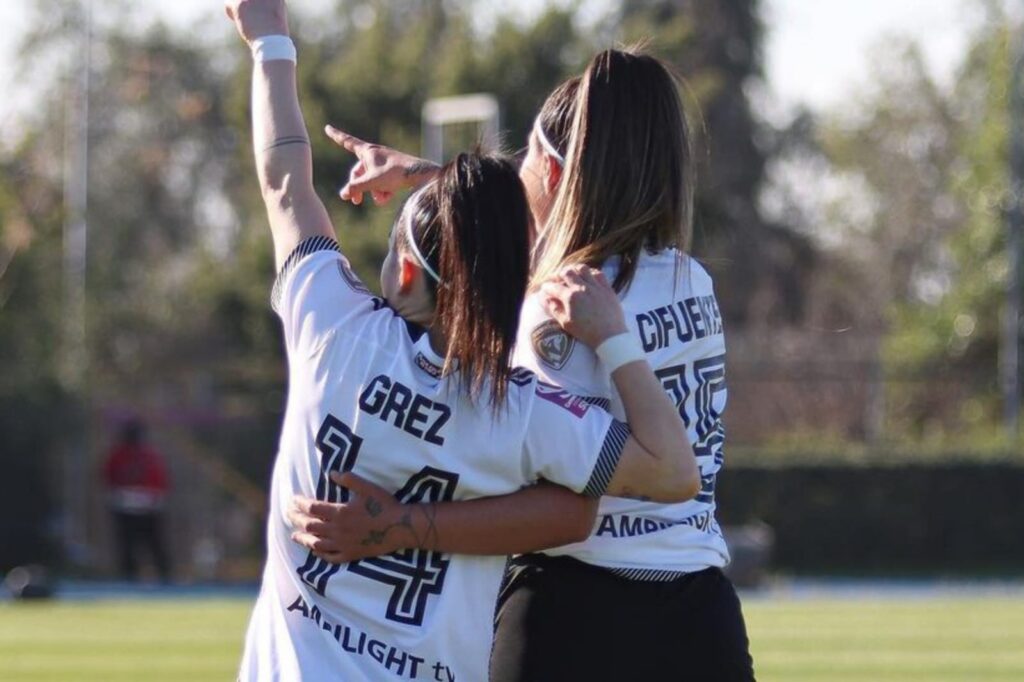 Javiera Grez y Anaís Cifuentes celebrando un gol de Colo-Colo Femenino.