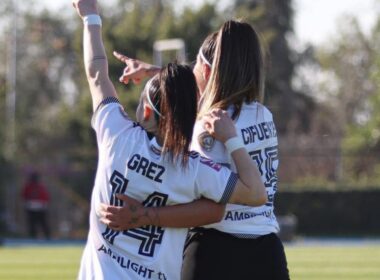 Javiera Grez y Anaís Cifuentes celebrando un gol de Colo-Colo Femenino.