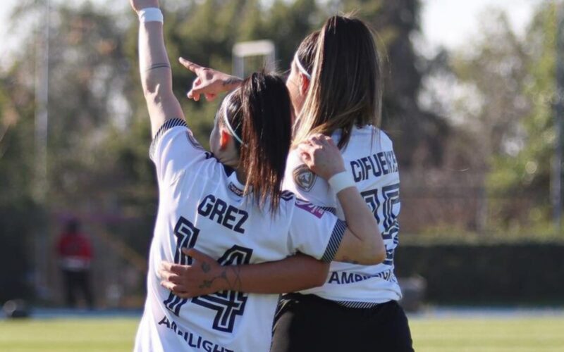 Javiera Grez y Anaís Cifuentes celebrando un gol de Colo-Colo Femenino.