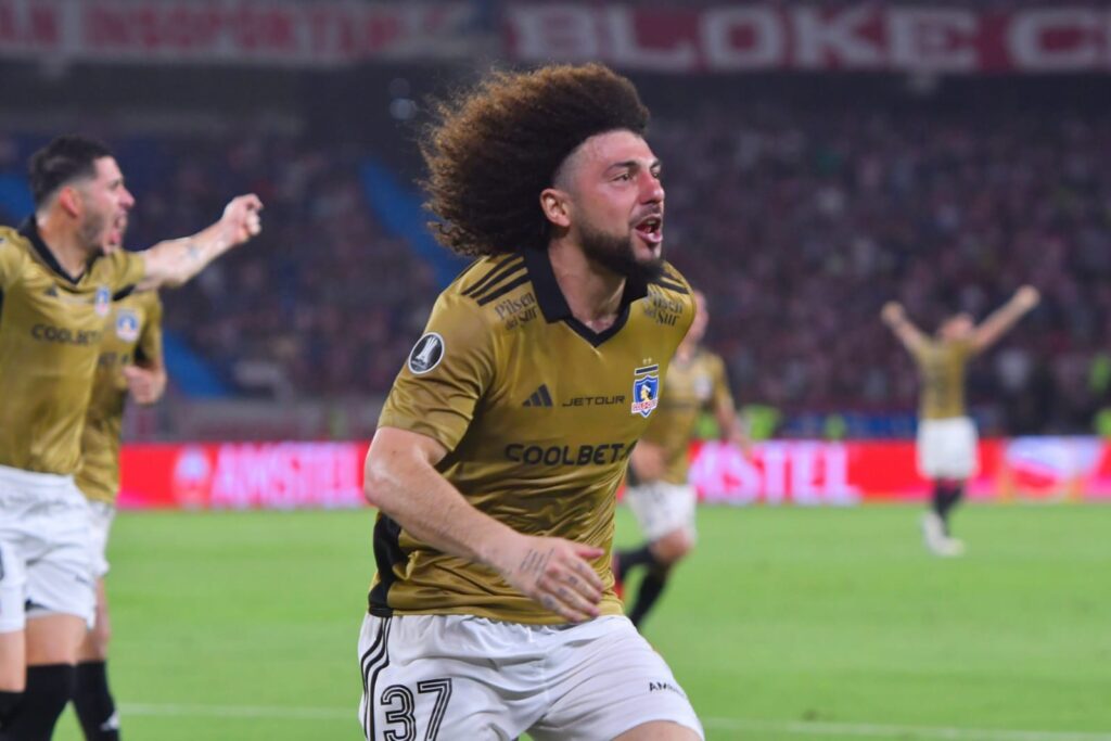 Maximiliano Falcón celebrando su gol contra Junior de Barranquilla por Copa Libertadores.