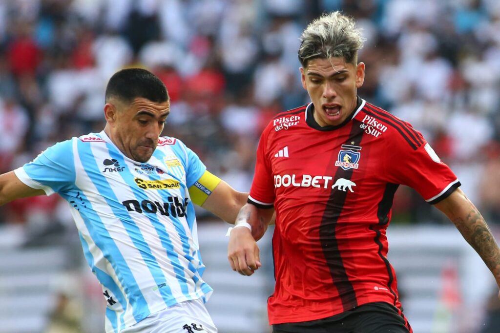 Carlos Palacios durante el partido de Colo-Colo vs Magallanes.