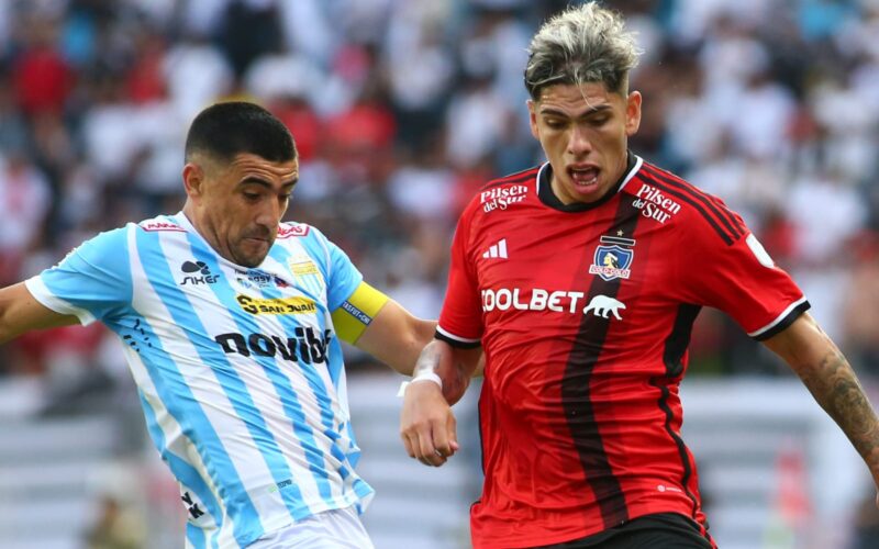 Carlos Palacios durante el partido de Colo-Colo vs Magallanes.