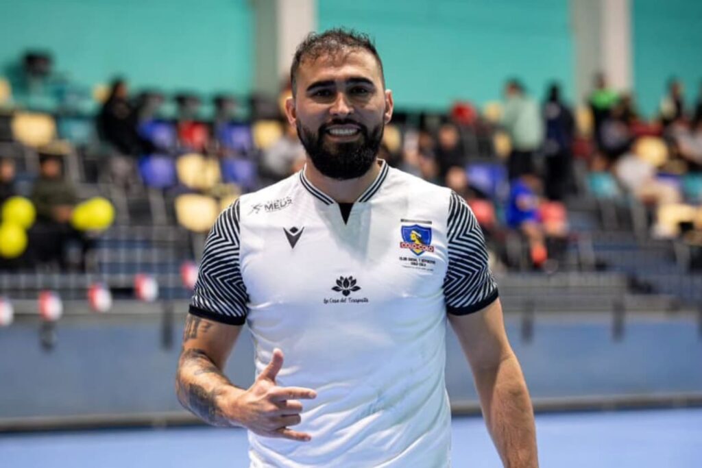 Cristián Arredondo con la camiseta de Colo-Colo futsal.