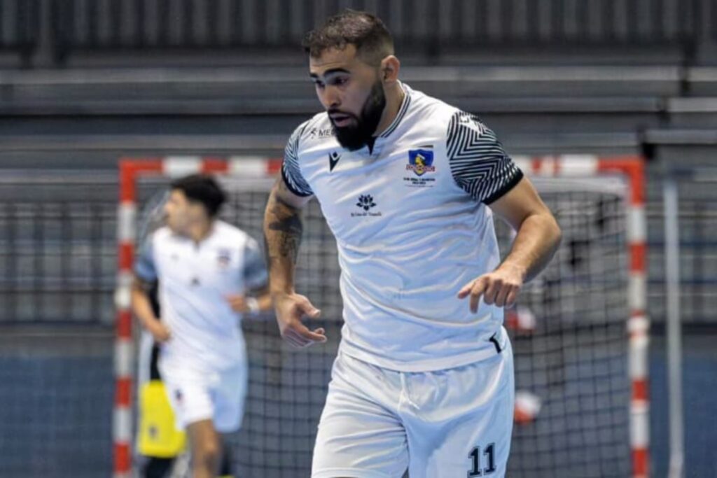 Cristián Arredondo con la camiseta de Colo-Colo futsal.