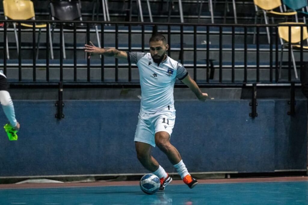 Cristián Arredondo controlando el balón en un partido de Colo-Colo Futsal.