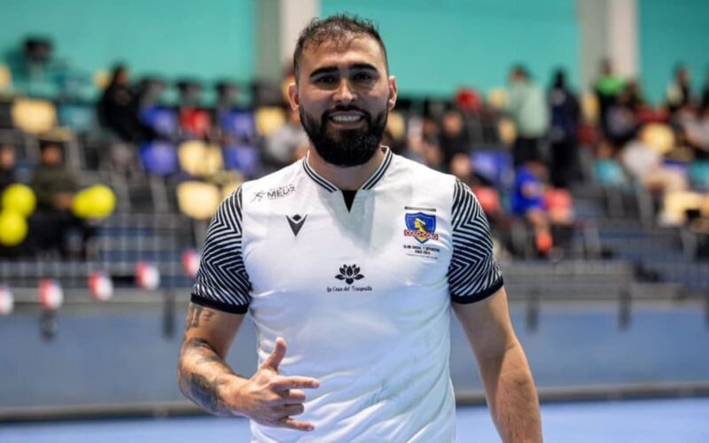 Cristián Arredondo con la camiseta de Colo-Colo futsal.