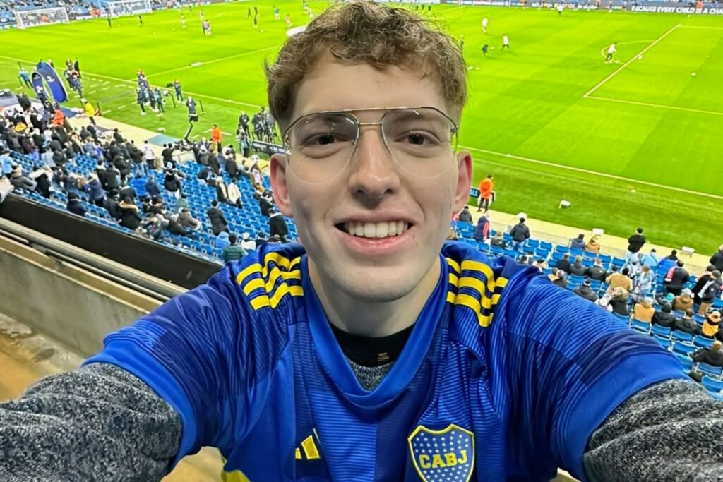 Primer plano a Davoo Xeneize en La Bombonera con camiseta de Boca Juniors.