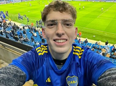 Primer plano a Davoo Xeneize en La Bombonera con camiseta de Boca Juniors.