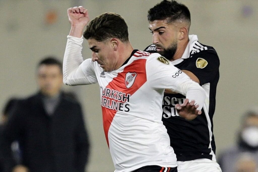 Emiliano Amor disputando un balón con Julian Álvarez.