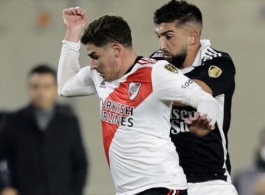 Emiliano Amor disputando un balón con Julian Álvarez.