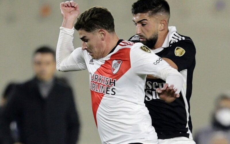 Emiliano Amor disputando un balón con Julian Álvarez.