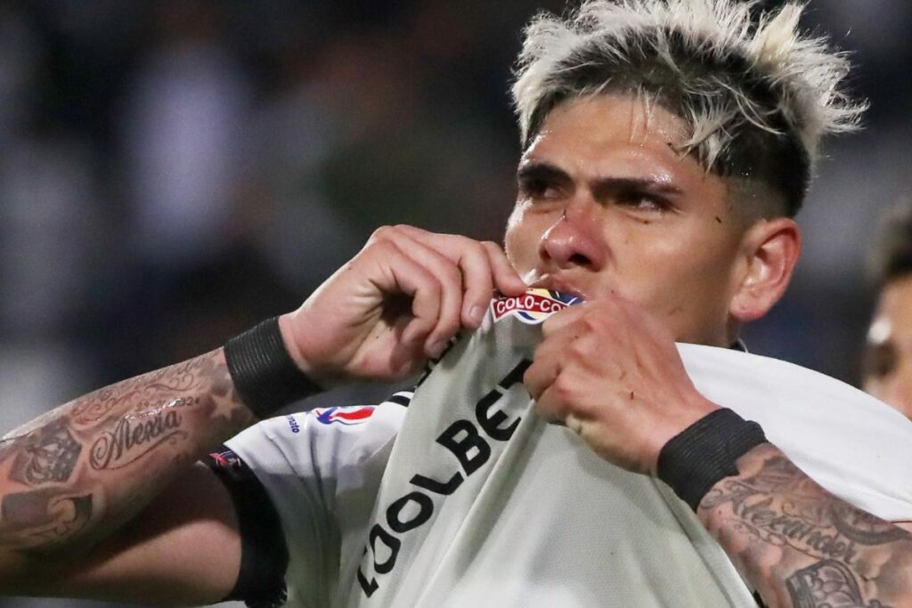 Carlos Palacios celebrando un gol con Colo-Colo