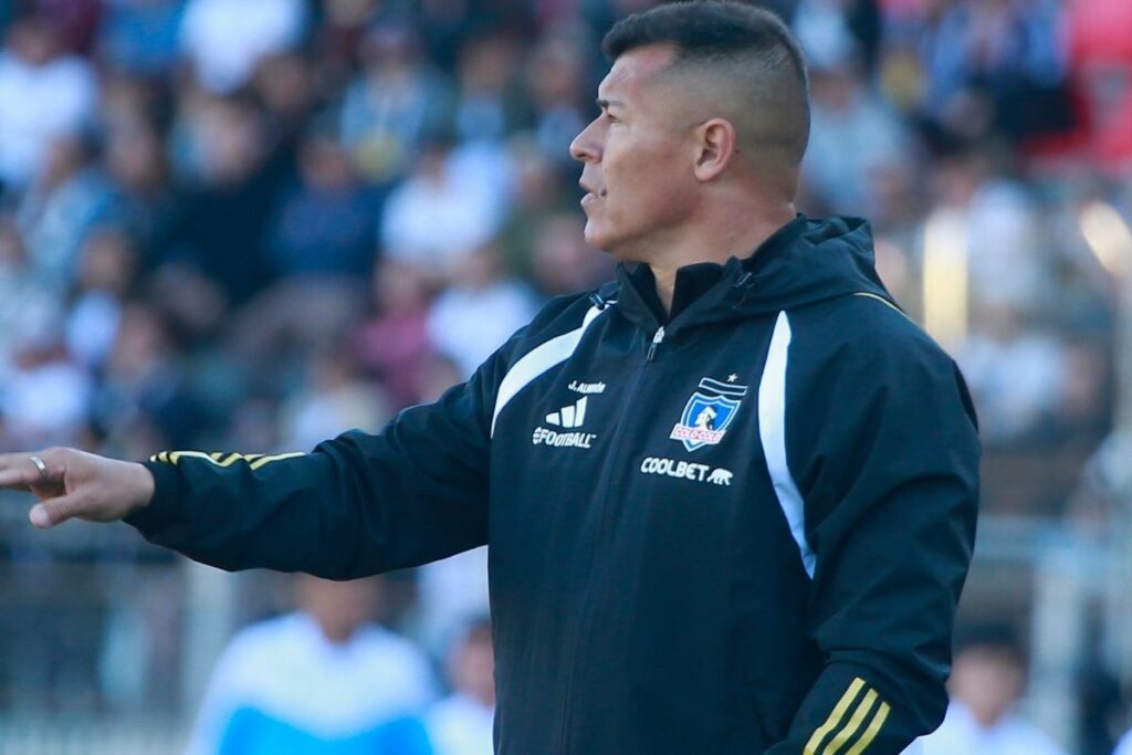 El técnico de Colo-Colo, Jorge Almirón, durante el duelo frente a Magallanes por Copa Chile.