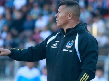 El técnico de Colo-Colo, Jorge Almirón, durante el duelo frente a Magallanes por Copa Chile.