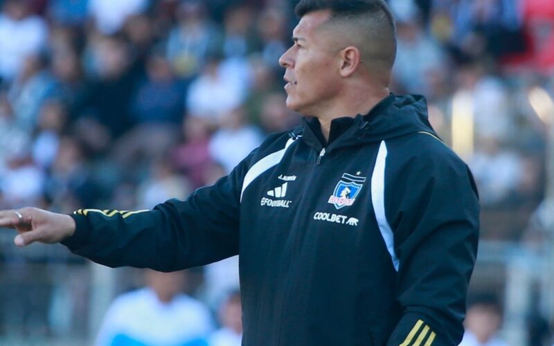 El técnico de Colo-Colo, Jorge Almirón, durante el duelo frente a Magallanes por Copa Chile.