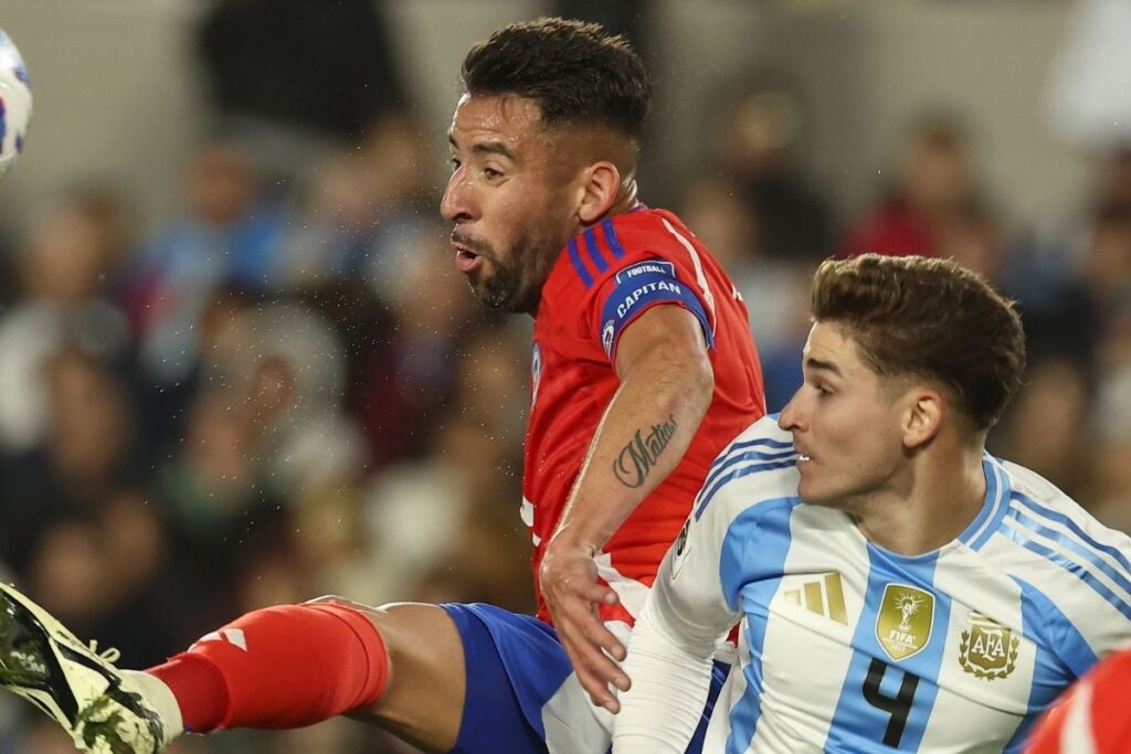 Mauricio Isla durante el duelo de La Roja frente a Argentina.