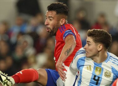 Mauricio Isla durante el duelo de La Roja frente a Argentina.