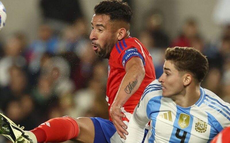 Mauricio Isla durante el duelo de La Roja frente a Argentina.