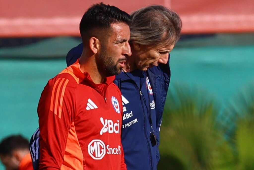 El técnido de La Roja, Ricardo Gareca junto con Mauricio Isla durante un entrenamiento.