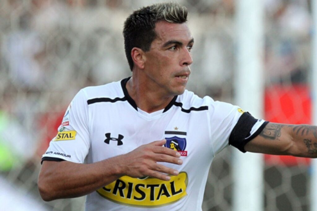 Esteban Paredes celebra su gol con Colo-Colo.