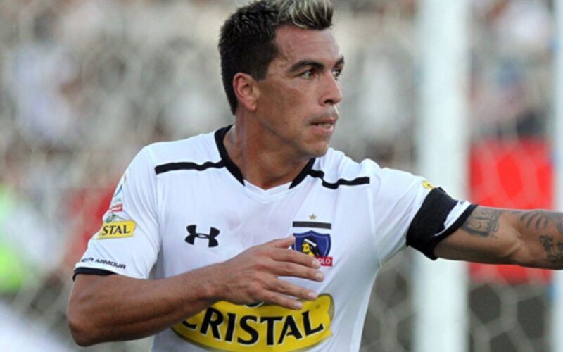 Esteban Paredes celebra su gol con Colo-Colo.