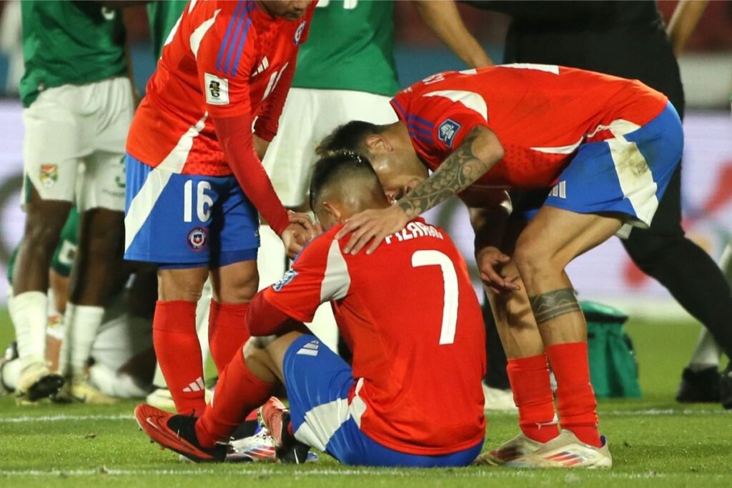 Vicente Pizarro durante el duelo de La Roja frente a Bolivia.